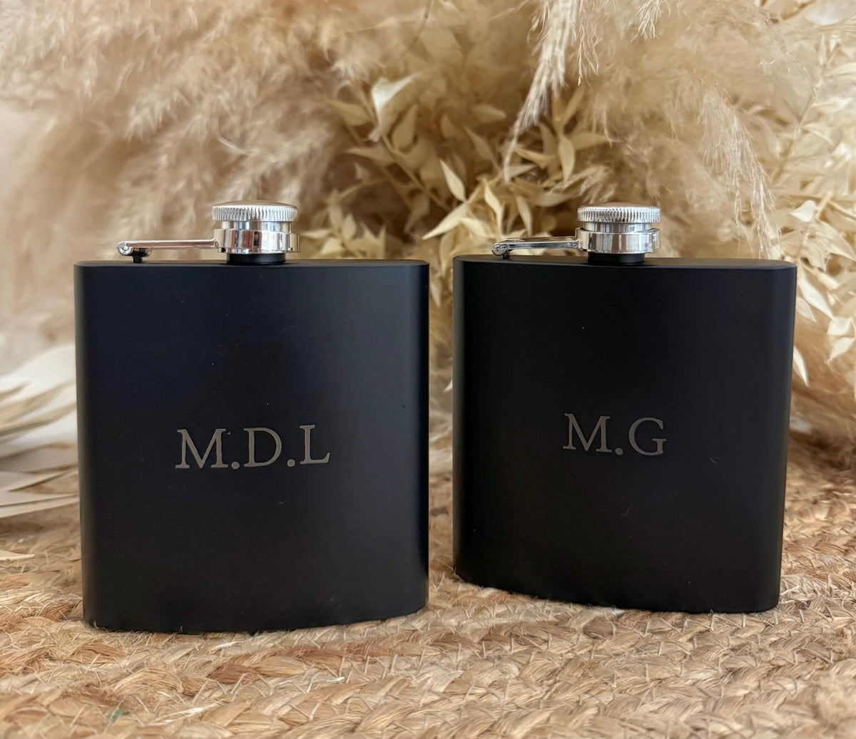 Fiaschetta in pelle personalizzata: design con corna di cervo, bottiglia di whisky personalizzata - Italia Fiaschetta in pelle personalizzata: design con corna di cervo, bottiglia di whisky personalizzata - Italia