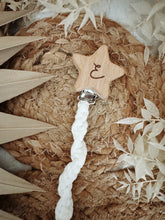 Carica l&#39;immagine nel visualizzatore di Gallery, Porta ciuccio in legno inciso