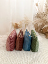 Carica l'immagine nel visualizzatore di Gallery, Pochette media in velluto