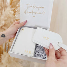 Carica l'immagine nel visualizzatore di Gallery, Box regalo porta passaporto classico
