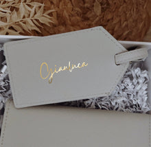 Carica l&#39;immagine nel visualizzatore di Gallery, Etichetta valigia saffiano Deluxe- personalizzata