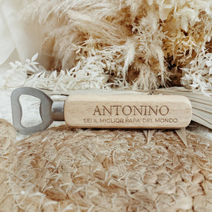 Apribottiglie in legno inciso