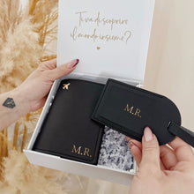 Carica l'immagine nel visualizzatore di Gallery, Box regalo porta passaporto classico