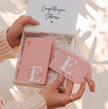 Carica l'immagine nel visualizzatore di Gallery, Box regalo porta passaporto classico