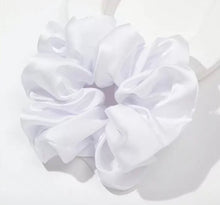 Carica l'immagine nel visualizzatore di Gallery, Scrunchie - elastico personalizzato