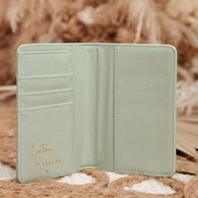 Carica l'immagine nel visualizzatore di Gallery, Porta passaporto saffiano Deluxe - personalizzato
